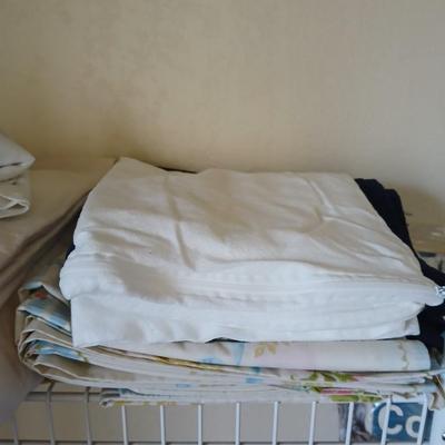 Assortment of mostly Full sized sheet sets / partial sets