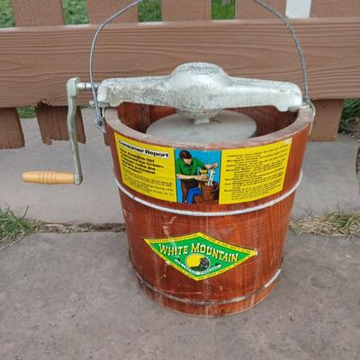 White mountain Ice cream maker 2 qt. with an additional ice cream maker for parts