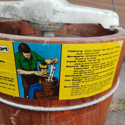 White mountain Ice cream maker 2 qt. with an additional ice cream maker for parts