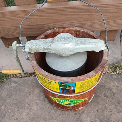 White mountain Ice cream maker 2 qt. with an additional ice cream maker for parts