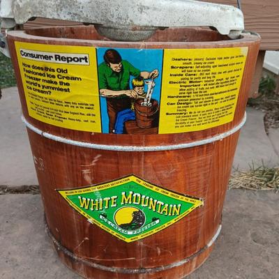 White mountain Ice cream maker 2 qt. with an additional ice cream maker for parts