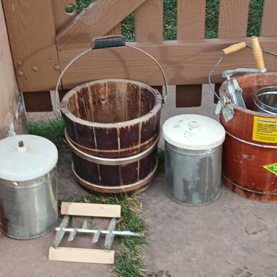 White mountain Ice cream maker 2 qt. with an additional ice cream maker for parts