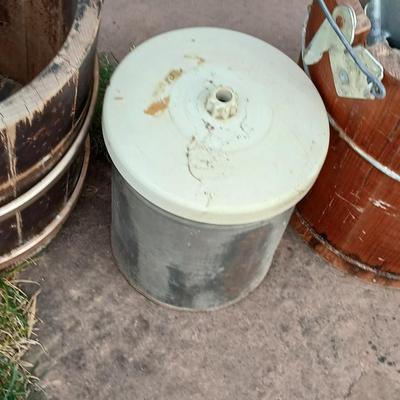 White mountain Ice cream maker 2 qt. with an additional ice cream maker for parts