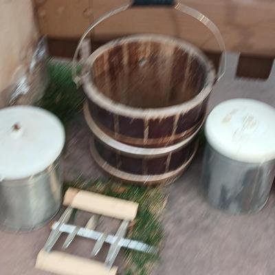 White mountain Ice cream maker 2 qt. with an additional ice cream maker for parts