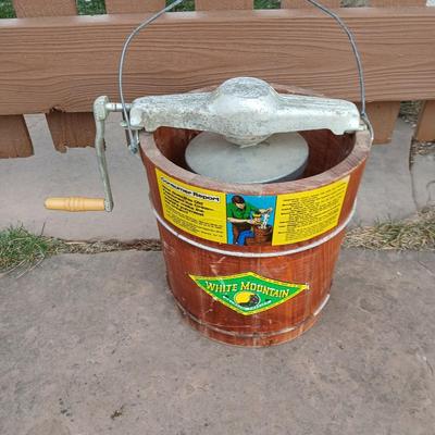 White mountain Ice cream maker 2 qt. with an additional ice cream maker for parts