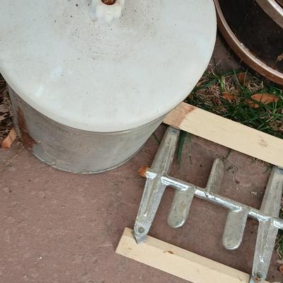 White mountain Ice cream maker 2 qt. with an additional ice cream maker for parts