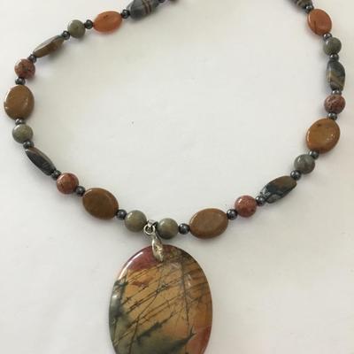 Beautiful stone bead, necklace and pendant vintage with barrel clasp very nice