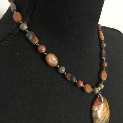 Beautiful stone bead, necklace and pendant vintage with barrel clasp very nice