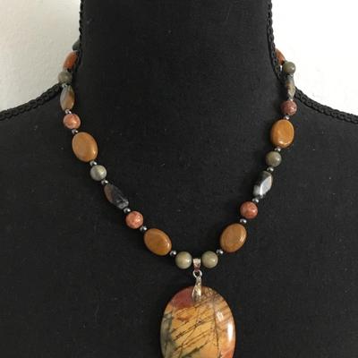 Beautiful stone bead, necklace and pendant vintage with barrel clasp very nice