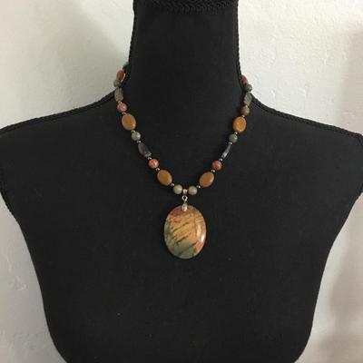 Beautiful stone bead, necklace and pendant vintage with barrel clasp very nice