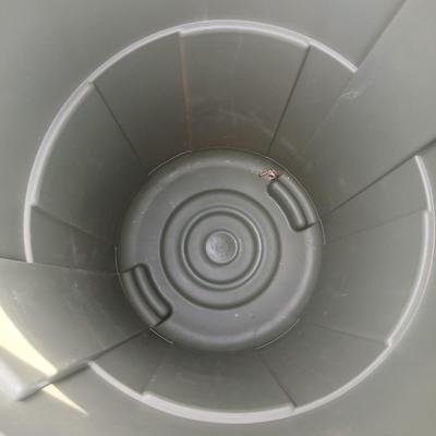 Two trashcans with lids