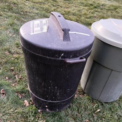 Two trashcans with lids