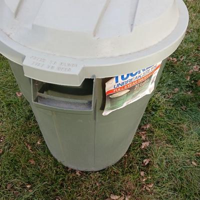 Two trashcans with lids