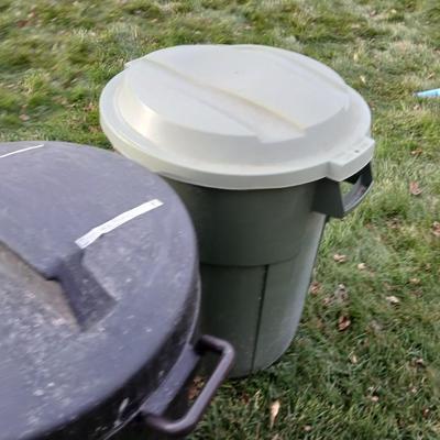 Two trashcans with lids
