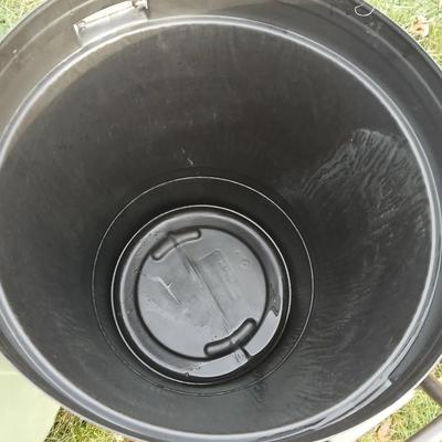 Two trashcans with lids