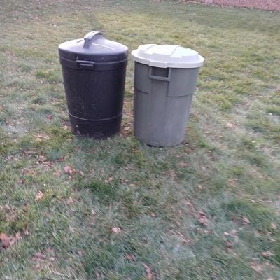 Two trashcans with lids