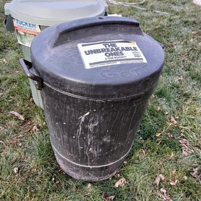 Two trashcans with lids