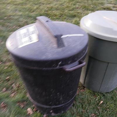 Two trashcans with lids