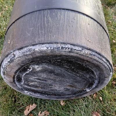 Two trashcans with lids