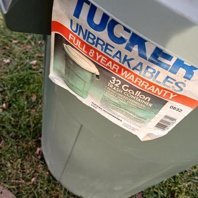 Two trashcans with lids