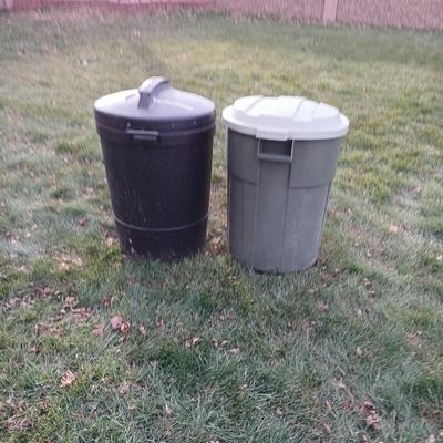 Two trashcans with lids