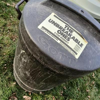 Two trashcans with lids