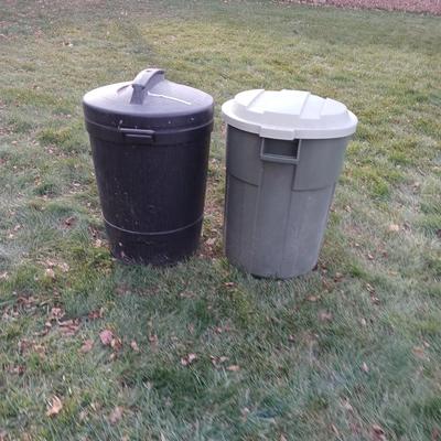 Two trashcans with lids