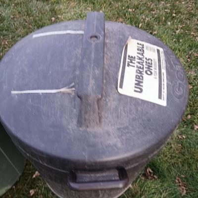 Two trashcans with lids