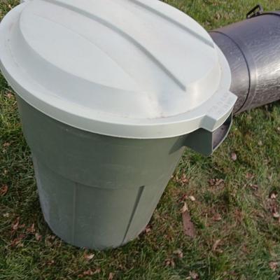 Two trashcans with lids