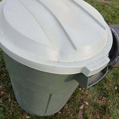 Two trashcans with lids