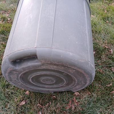 Two trashcans with lids