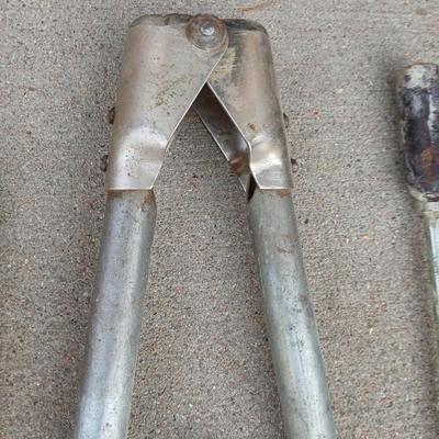 Livestock Veterinary tools - Dehorner - Metal syringes - bolus gun and more