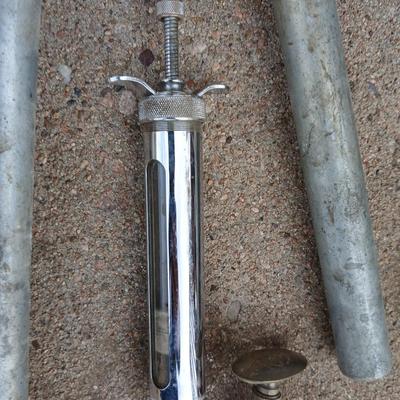 Livestock Veterinary tools - Dehorner - Metal syringes - bolus gun and more