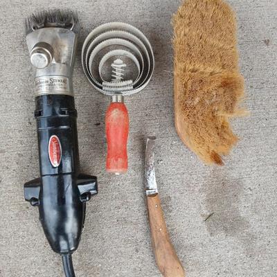 Livestock items - Sunbeam Stewart shear master sheers with a collection of brushes and more