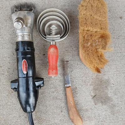 Livestock items - Sunbeam Stewart shear master sheers with a collection of brushes and more