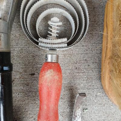 Livestock items - Sunbeam Stewart shear master sheers with a collection of brushes and more