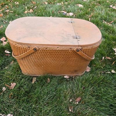 Collection of wicker baskets and harvesting baskets