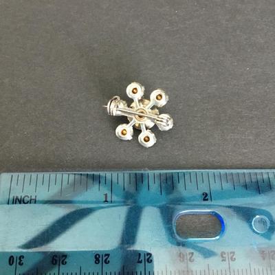 Beautiful, vintage, crystal flower pin