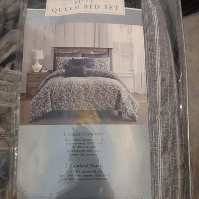 BRIDGE STREET QUEEN SIZE COMFORTER