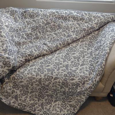 BRIDGE STREET QUEEN SIZE COMFORTER