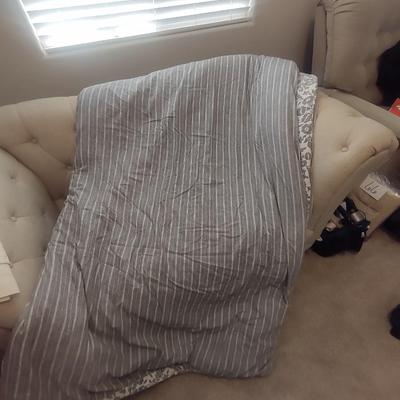 BRIDGE STREET QUEEN SIZE COMFORTER