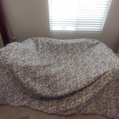 BRIDGE STREET QUEEN SIZE COMFORTER