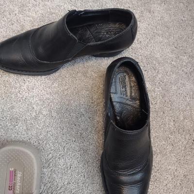 LADIES DRESS SHOES (BORN (8) & STYLE & CO) AND SKECHERS SANDALS (9)