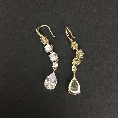 Beautiful, crystal gold tone holiday dangle earrings