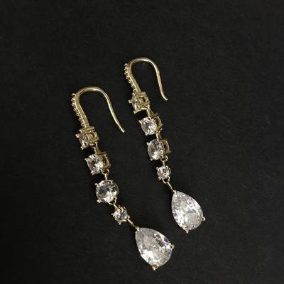 Beautiful, crystal gold tone holiday dangle earrings