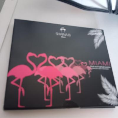 MIAMI HIGHLIGHT AND BLUSH PALETTE PLUS STRAIGHTENER CURLER