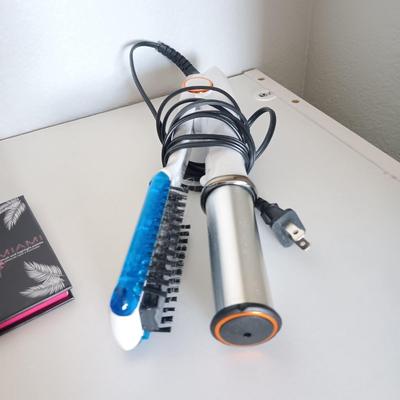 MIAMI HIGHLIGHT AND BLUSH PALETTE PLUS STRAIGHTENER CURLER