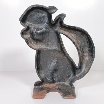 LOT 231: Cast Iron Metal Squirrel Door Stop
