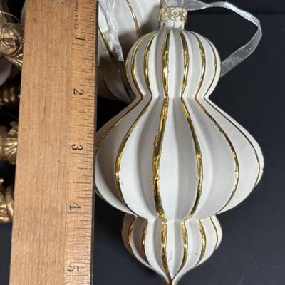 LOT 246: Lladro Ornaments 1988 and 1989