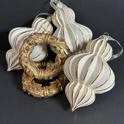 LOT 246: Lladro Ornaments 1988 and 1989